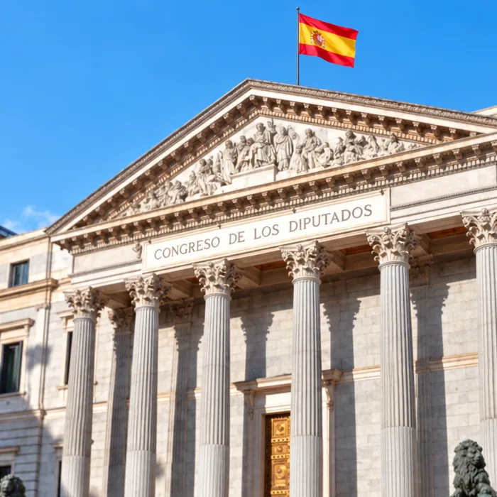 Fachada del Congreso de los Diputados en el barrio de Cortes, Madrid, con bombín nuevo y llaves
