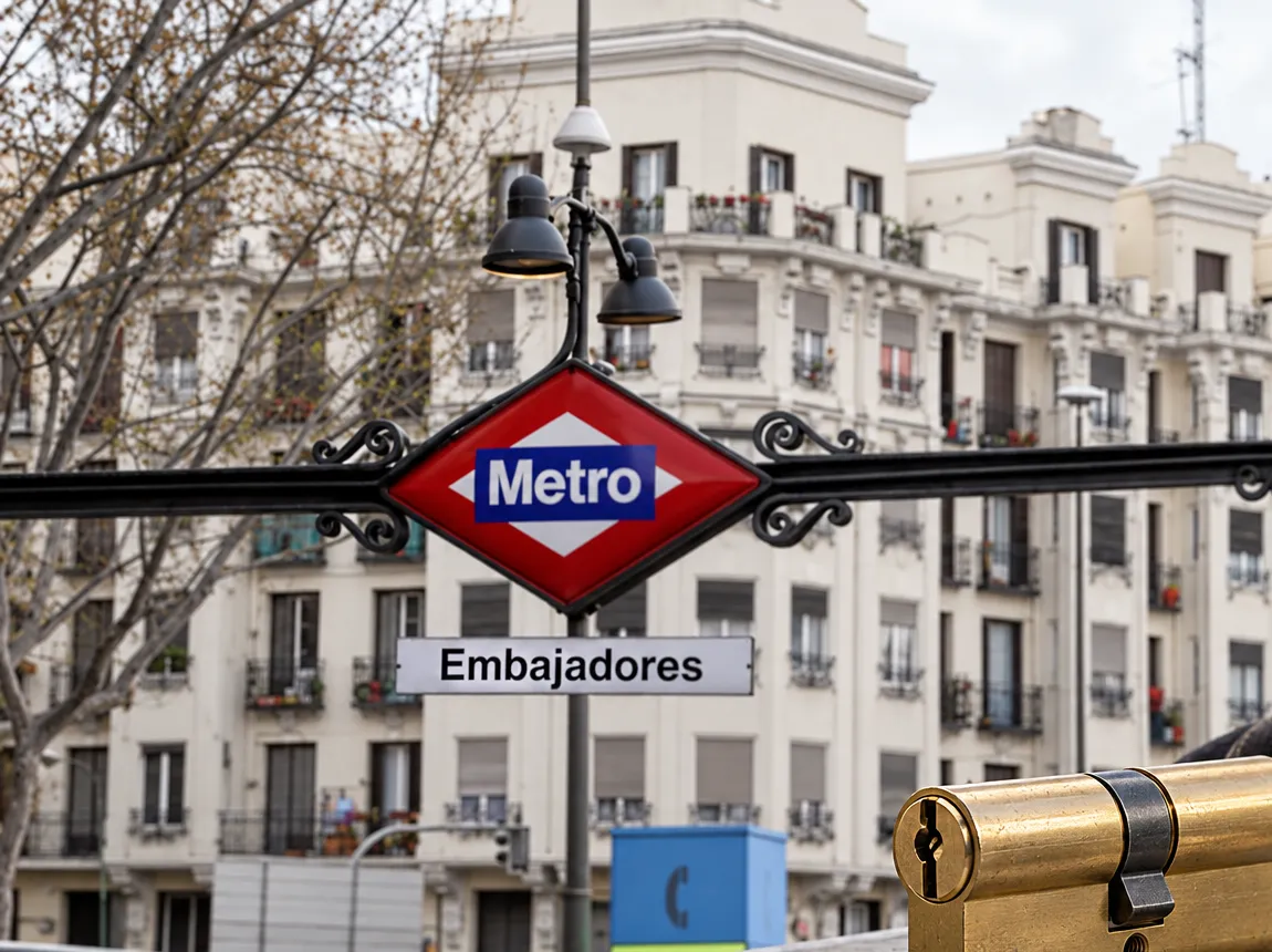 Cartel de metro Embajadores y bombín nuevo con llaves: cerrajero para locales en Embajadores